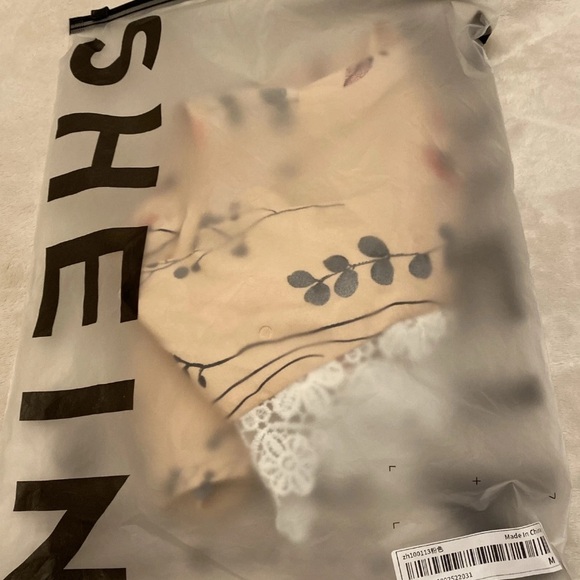 SHEIN Cream Floral Blouse with White Lace Sleeves - Picture 2 of 14